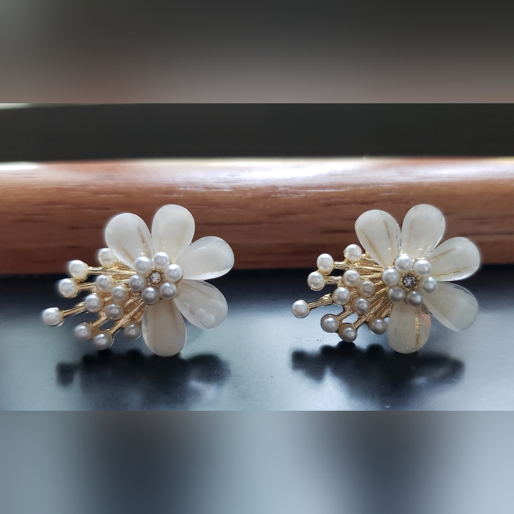 One pair Elegant creamy white floral earrings